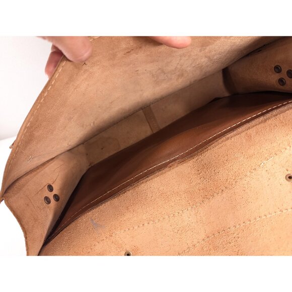 Vintage caramel brown saddle leather messenger bag, smaller laptop bag - Picture 8 of 9